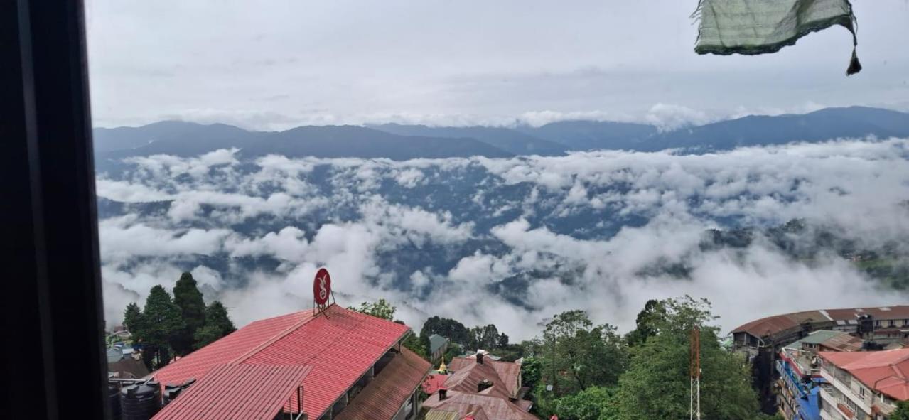 Monratino Himadrie -2 Mins Walk From Mall Road - All Rooms Have Kanchenjunga Mountain View Дарджилинг Екстериор снимка