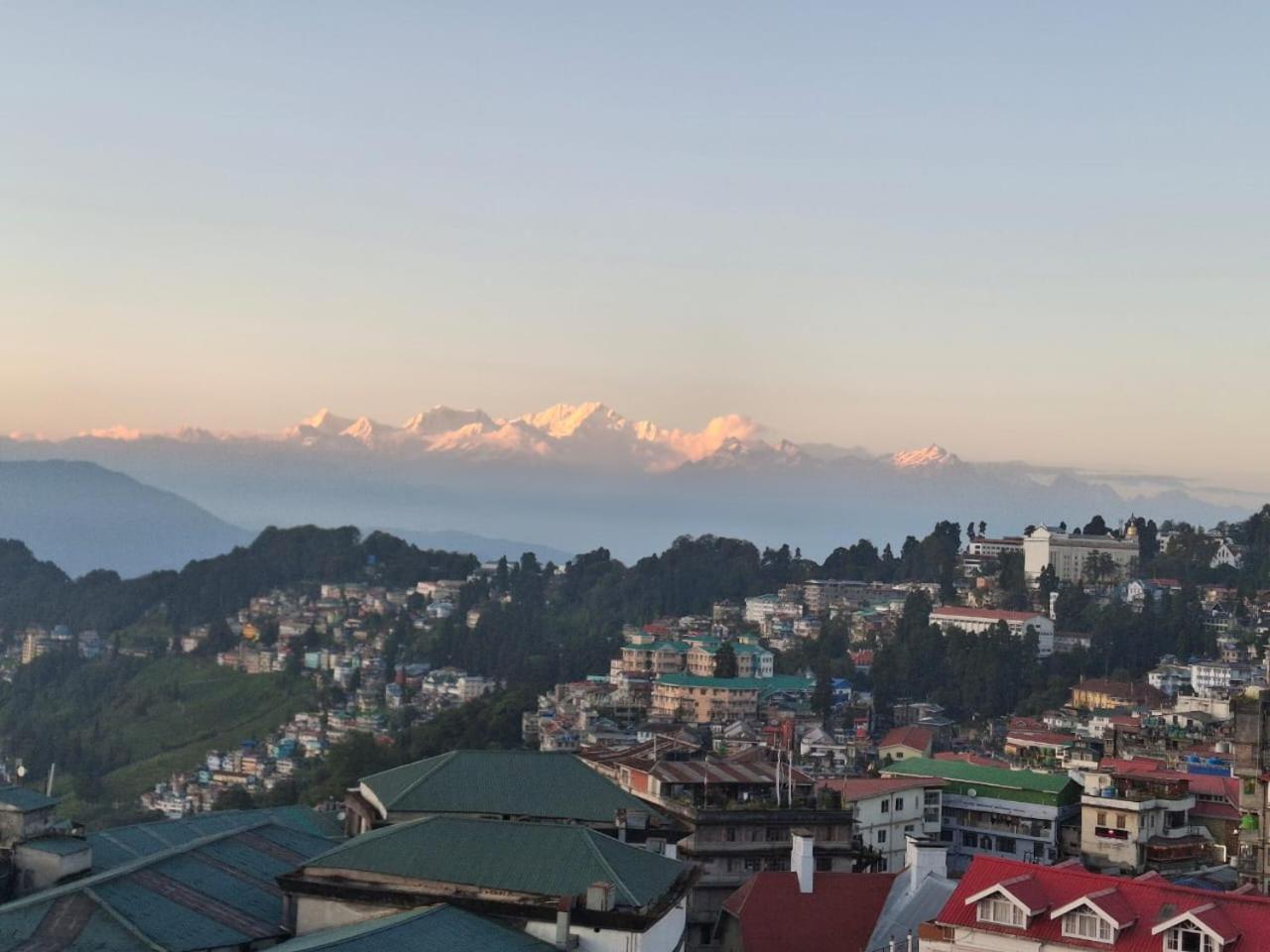 Monratino Himadrie -2 Mins Walk From Mall Road - All Rooms Have Kanchenjunga Mountain View Дарджилинг Екстериор снимка