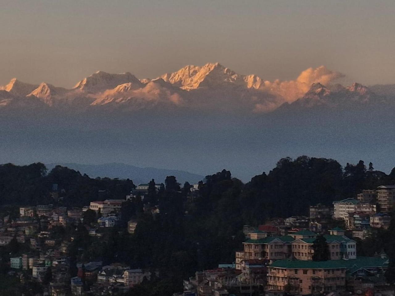 Monratino Himadrie -2 Mins Walk From Mall Road - All Rooms Have Kanchenjunga Mountain View Дарджилинг Екстериор снимка